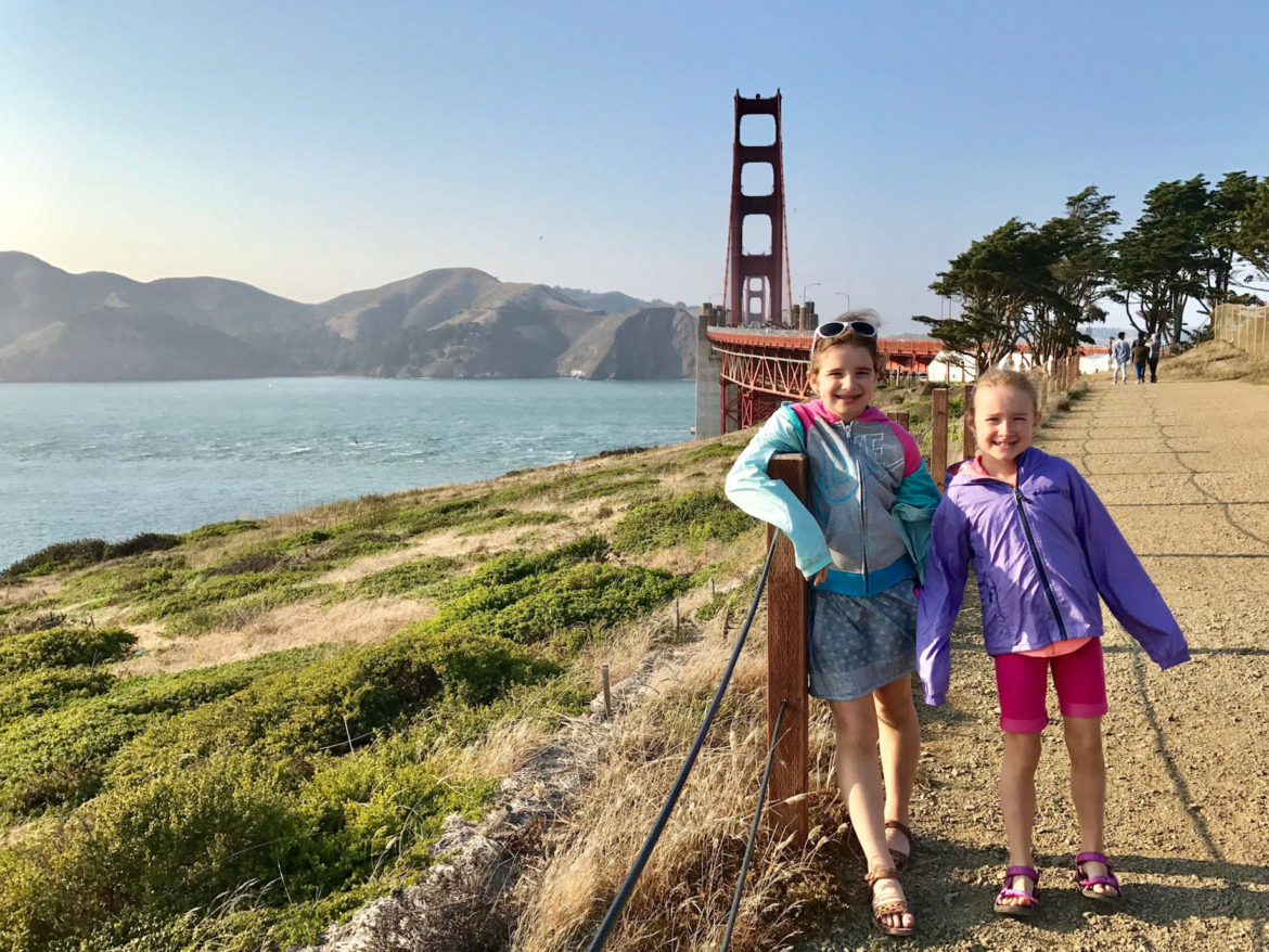 Kids posing with the Golden Gate Bridge