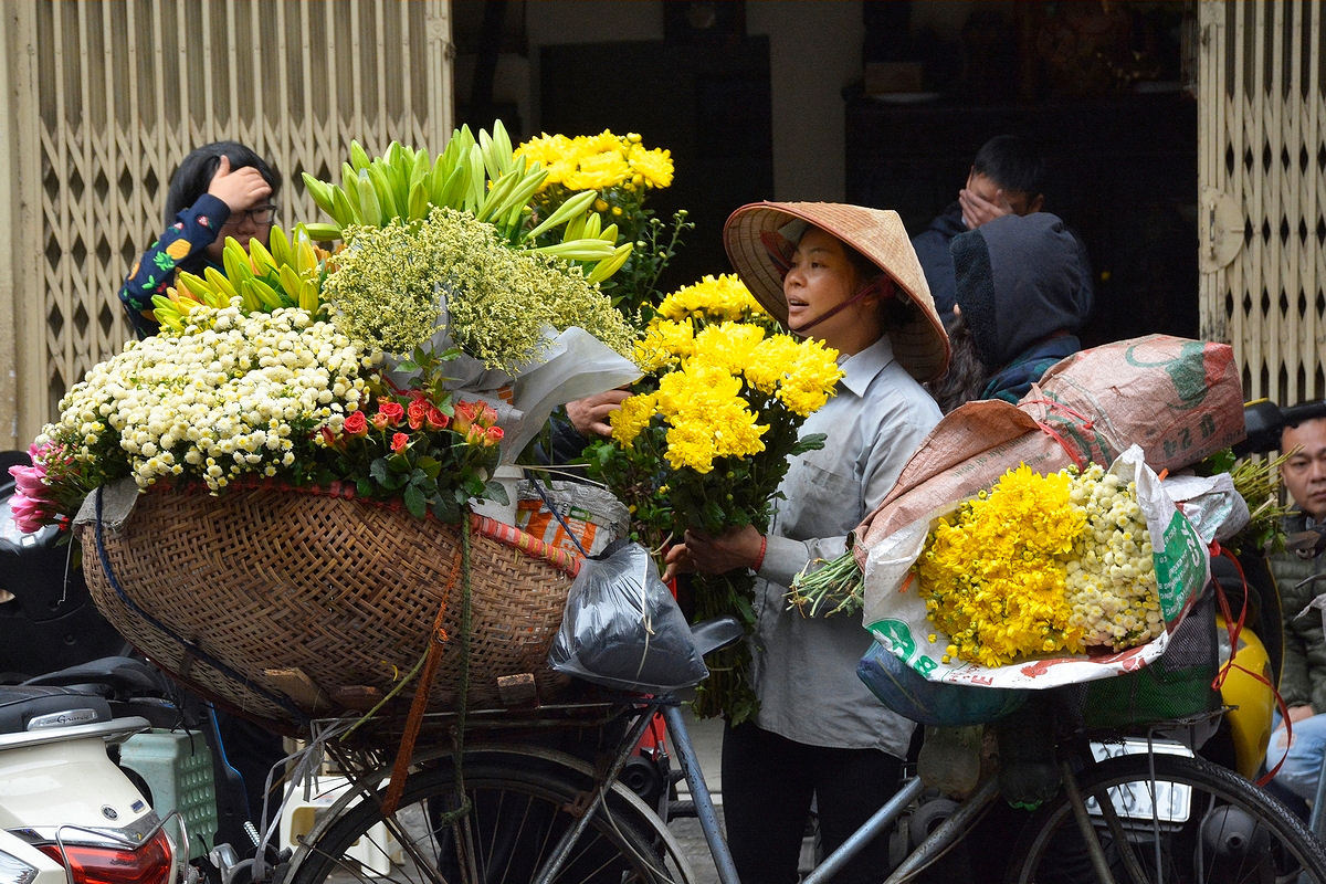 Flower vendor in the Old Quarter of Hanoi