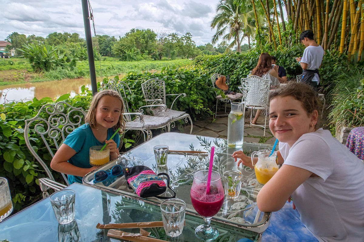 Drinking smoothies at Chivit Thamma da Coffee House, Bistro and Bar in Chiang Rai
